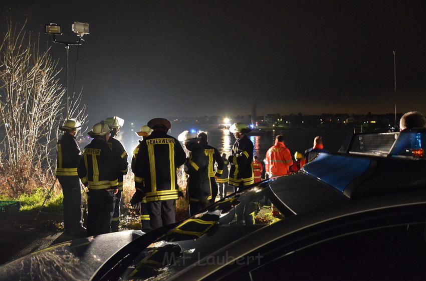 Einsatz BF Koeln PKW im Rhein Mondorf Hersel P035.JPG